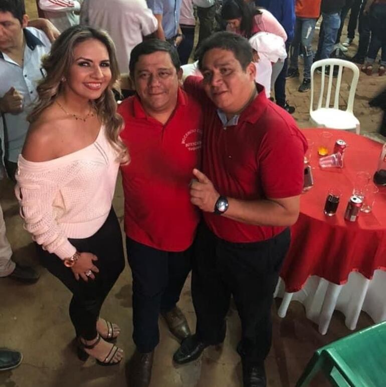 De derecha a izquierda el docente Aldo Ruíz Díaz, el candidato a intendente Inocencio Cuevas y Daisy Pino, esposa de del docente