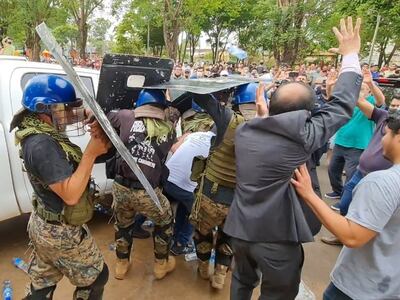A empujones salieron los funcionarios de la Fiscalía, de un lugar que estaban allanando en Salto del Guairá, protegidos por la Policía.