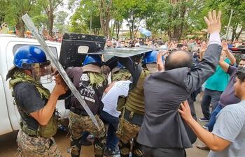 A empujones salieron los funcionarios de la Fiscalía, de un lugar que estaban allanando en Salto del Guairá, protegidos por la Policía.