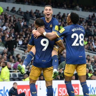 El festejo del Newcastle, tras el gol de Miguel Almirón ante el Tottenham.