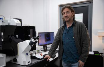 El investigador del Institut Pasteur de Montevideo Andrés Kamaid durante una entrevista con Efe, en Montevideo (Uruguay).