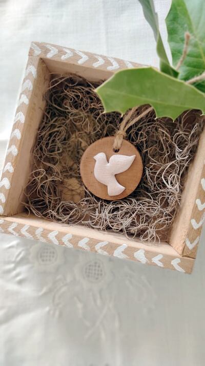 Las figuras están hechas a mano con cerámica, algunos de los materiales son reciclados.