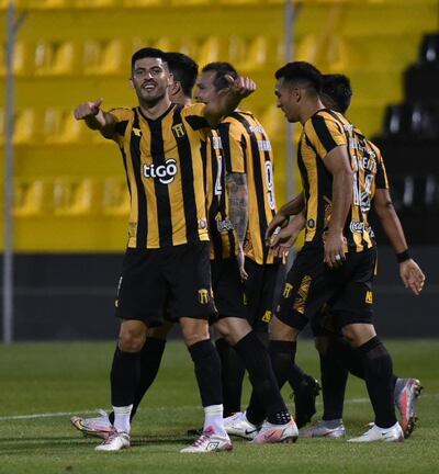 Festejo de uno de los goles por parte de los jugadores de Guaraní, el líder del Clausura