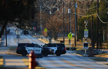 Vehículos policiales cerca de la Sinagoga de la Congregación Beth Israel en Colleyville, Texas,