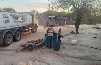 El camión cisterna adquirido por la Municipalidad llevando agua potable a los pobladores afectados por la dura sequía que se vive en la zona.
