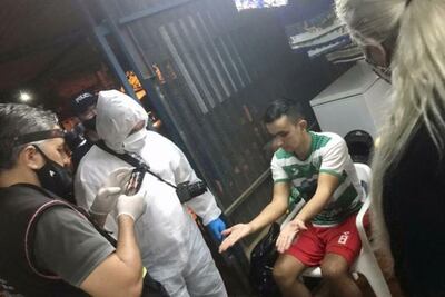 El suboficial de Policía Luis María Rivas Ruiz es sometido a la prueba de nitritos y nitratos por peritos del Ministerio Público.