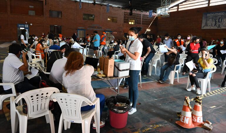 El interés por la vacunación es considerablemente superior durante los últimos días, llegando a unos 100.000 inmunizados entre el sábado y ayer. 