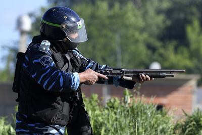Un policía dispara perdigones de goma durante un enfrentamiento en Guernica, provincia de Buenos Aires.