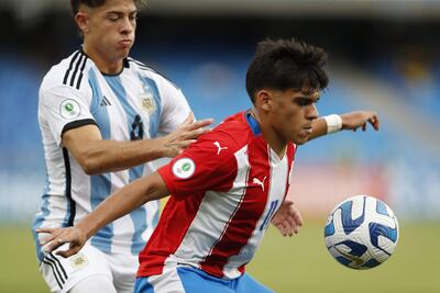 Leonardo Rolón (d) de Paraguay disputa un balón con Agustín Giay de Argentina hoy, en un partido de la fase de grupos del Campeonato Sudamericano Sub'20 entre las selecciones de Paraguay y Argentina en el estadio Pascual Guerrero en Cali (Colombia).