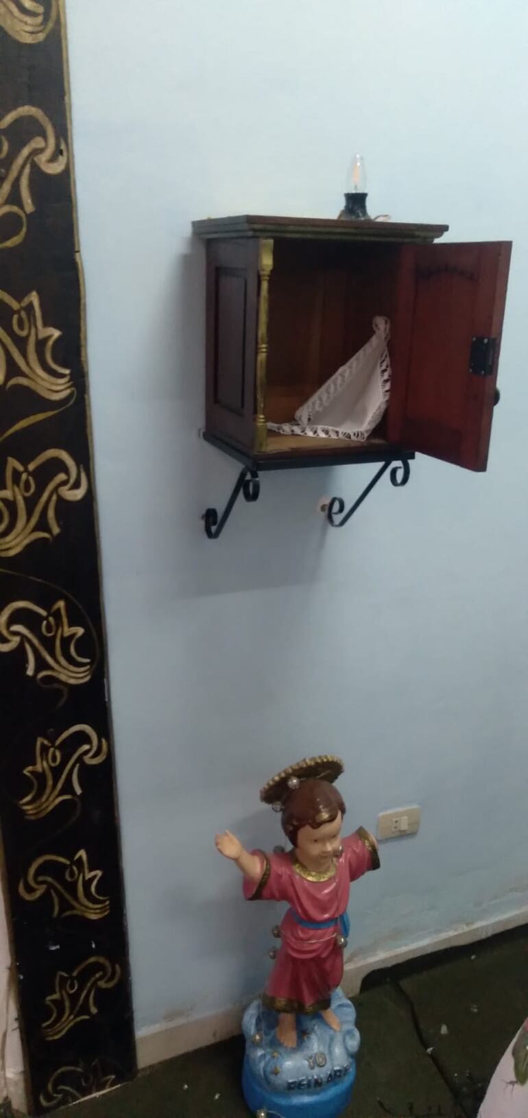 Los autores se comieron las hostias que había en el sagrario. 