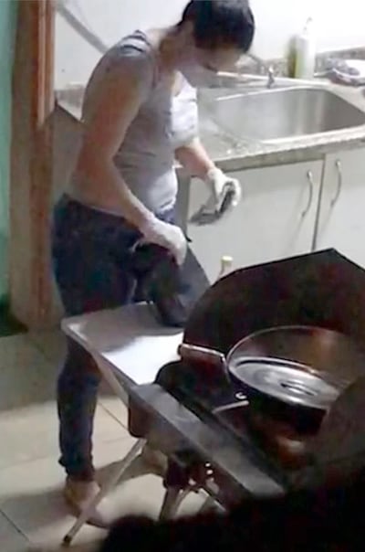 La oficial Karina Beatriz Caballero Giménez cuando saca los supuestos fajos de dinero.