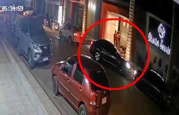 El supuesto “campana” Derlis Javier López Arce llega a la fiesta a las 05:34 en un coche Kia Cadenza blindado.