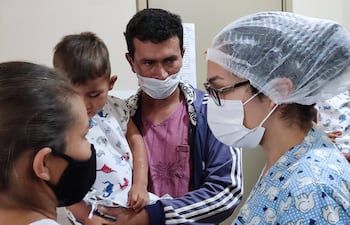 La Lic. Rosana torres recibiendo a pacientes para ingresar al quirófano