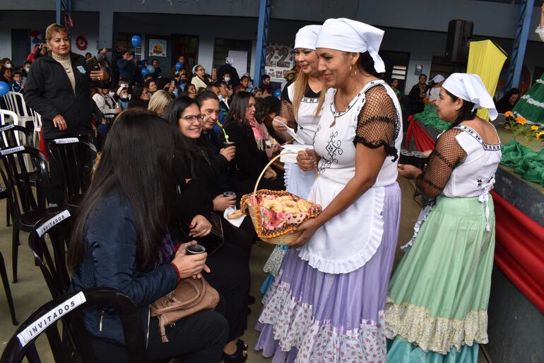 El clima frío de hoy fue opacado con el tradicional cocido con chipa, durante el festejo por los 22 años de la Escuela Virgen del Carmen de Villa Elisa