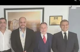 Héctor Yrimia, de corbata roja, junto a Leonardo Cositorto (en el centro), Gustavo Saavedra, Norman Próspero, y Eduardo Llaser.