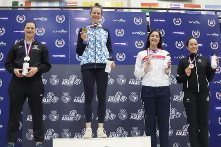 La paraguaya Viveros posa en el podio con la medalla de bronce. @COP