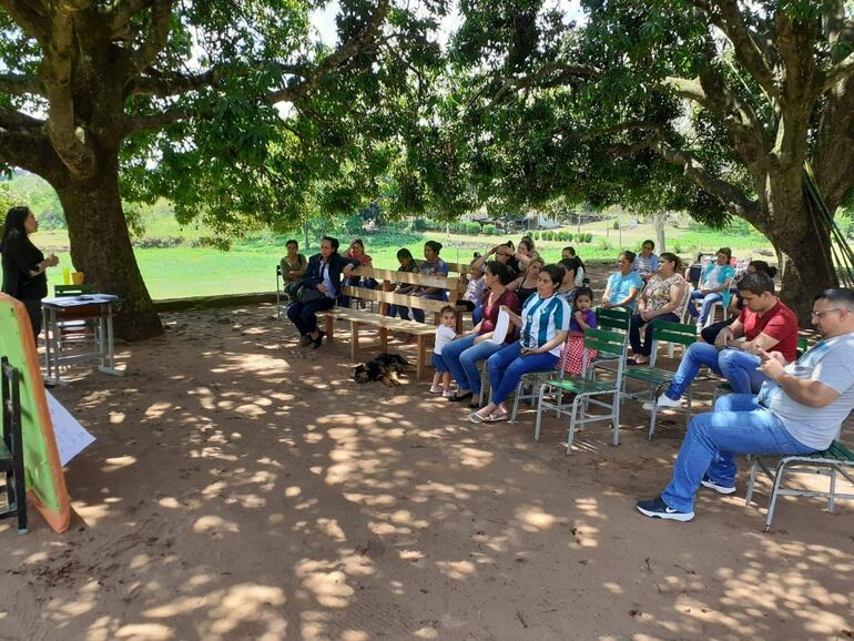 Pobladores del barrio Virgen Serrana de Caacupé.