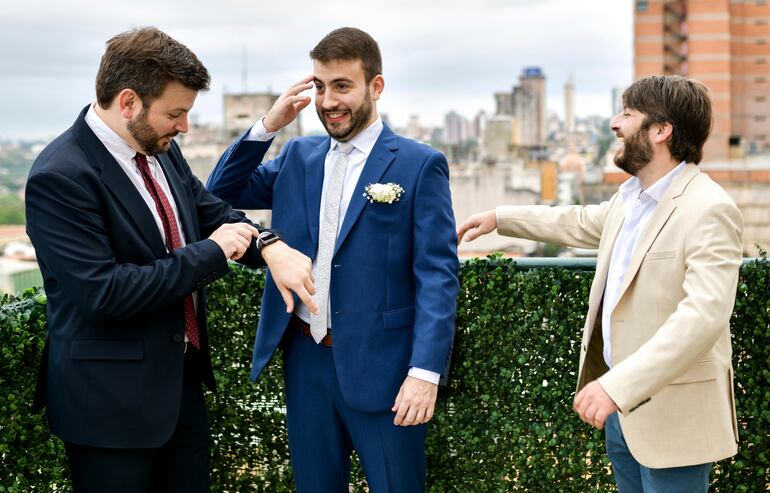 El novio con sus hermanos, los nervios empezaban a apoderarse de el.