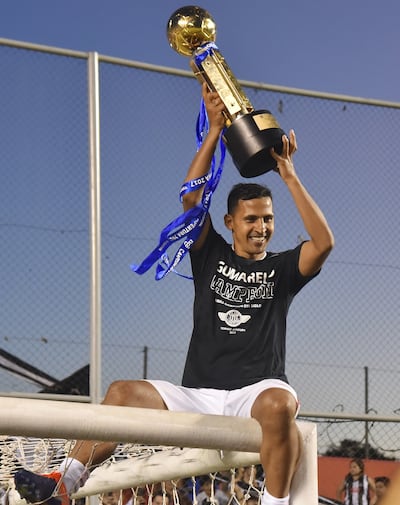 Sergio Daniel Aquino con el trofeo del Apertura 2017, el último que ganó Libertad.