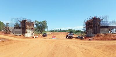 Obra de desvío de la ruta PY02 que habría causado la inundación de varios barrios. Ayer llegaron a un acuerdo provisorio de 45 días, para buscar en dicho lapso una solución definitiva al inconveniente denunciado por los lugareños.