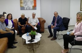 Representantes de las organizaciones que hacen seguimiento a los temas de Itaipú, con el contralor Camilo Benitez.