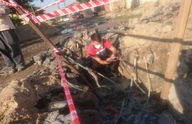Técnicos de Copaco trabajan para reponer los servicios de la empresa, en el barrio Campo Grande.