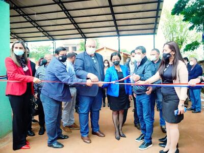 La intendente de Presidente Franco Julia Ferreira (saco azul) rodeada por el gobernador Roberto González Vaesken (izq.) y el vicepresidente Hugo Velázquez (der.) en la inauguración de la obra.
