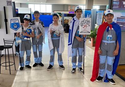 Los cinco chicos que conforman el equipo "Breaking Bot" viajarán a Marruecos para representar a Paraguay.