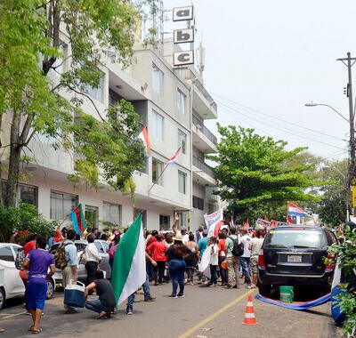 Sin cumplir medidas sanitarias, bajo el grito de “ABC Ijapu” y con batucada, se manifestaron frente a este diario.