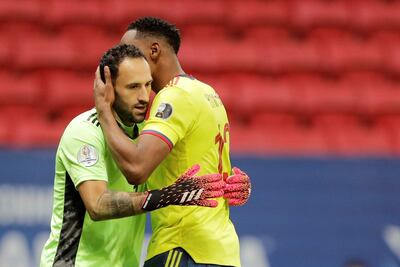 El arquero David Ospina (i) de Colombia saluda a Yerry Mina en la serie de penales ante Uruguay hoy, durante un partido por los cuartos de final de la Copa América en el estadio Mané Garrincha de Brasilia (Brasil).
