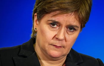 LONDRES. La líder del Partido Nacional Escocés (SNP, en inglés), Nicola Sturgeon, anunció este miércoles en Edimburgo su dimisión como ministra principal de Escocia, que se hará efectiva una vez que sea elegido el nuevo “número uno” de la formación.