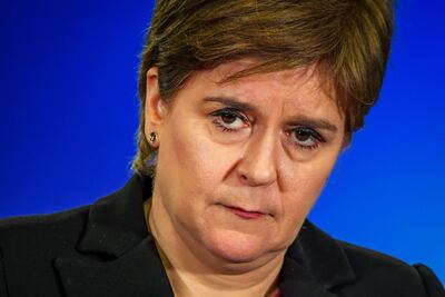 LONDRES. La líder del Partido Nacional Escocés (SNP, en inglés), Nicola Sturgeon, anunció este miércoles en Edimburgo su dimisión como ministra principal de Escocia, que se hará efectiva una vez que sea elegido el nuevo “número uno” de la formación.