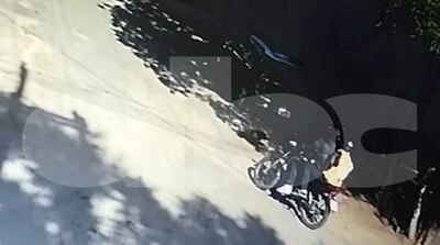 Video: motochorros que asesinaron a un hombre cometieron otro robo antes