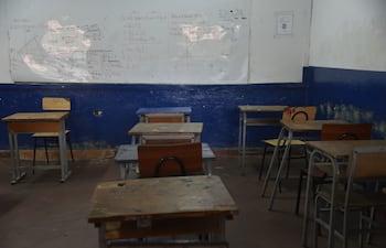 Imagen referencial de aula en mal estado.