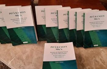 El libro de 100 páginas contiene información sobre 80 diferentes plantas medicinales nativas, su uso, y recetas de aplicación.