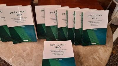 El libro de 100 páginas contiene información sobre 80 diferentes plantas medicinales nativas, su uso, y recetas de aplicación.