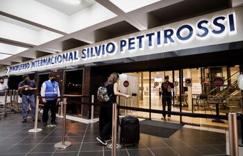 Aeropuerto internacional Silvio Pettirossi. Asatur rechaza posible cuarentena a personas que viajan a Estados Unidos.