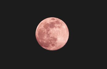 Una imagen de referencia: la luna "rosa".