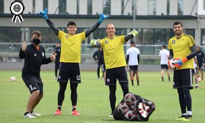 Encargados de cuidar el arco de Olimpia, Alfredo Aguilar (i), Daniel Azcona (c) y Pedro González, junto al asistente Facundo Espina.