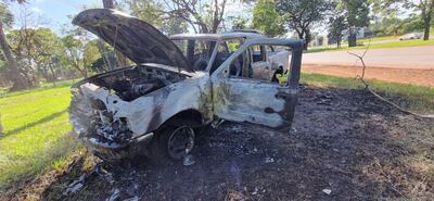 La camioneta fue incendiada por la gavilla a menos de dos kilómetros del lugar del asalto.