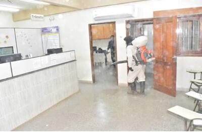 Un funcionario realiza la desinfección de las instalaciones de la Municipalidad local.