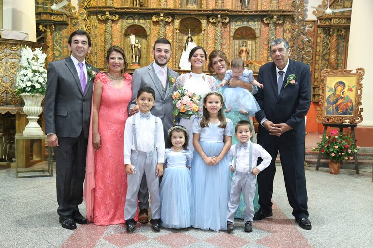 Los novios, cortejos y sus padrinos.