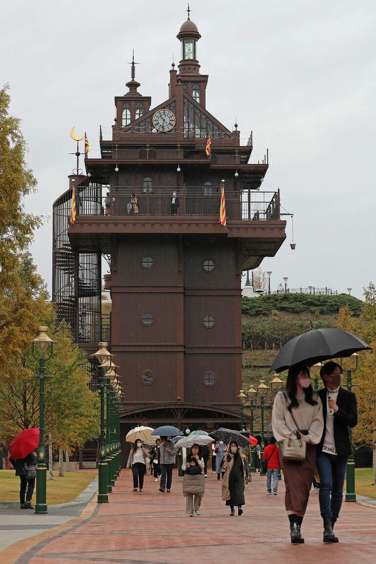La torre elevada en el parque Ghibli de Nagakute, en Japón.