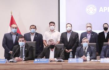 El presidente de la APF, Robert Harrison (c), rodeado de integrantes del Consejo Ejecutivo, junto con la mayoría de presidentes de clubes. Raúl Zapag, de Cerro Porteño, solo envió a un representante.