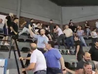 Incidentes entre aficionados de Olimpia Kings y Deportivo San José en el Polideportivo Osvaldo Domínguez Dibb.