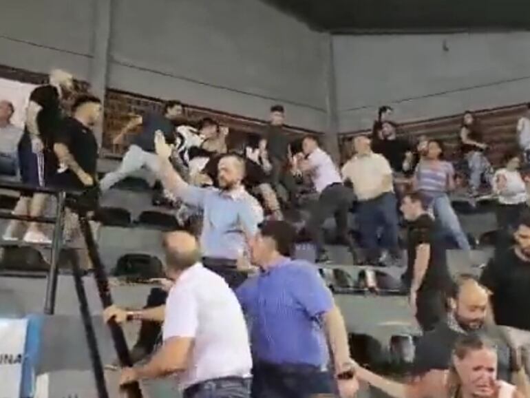 Incidentes entre aficionados de Olimpia Kings y Deportivo San José en el Polideportivo Osvaldo Domínguez Dibb.