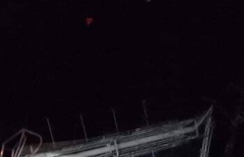 Tras los fuertes vientos registrados en la jornada de hoy, un mega cartel publicitario cayó y obstruye acceso a San Bernardino