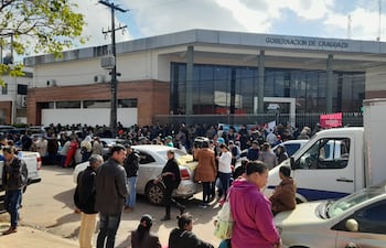 Los cañicultores continúan frente a la Gobernación de Caaguazú.