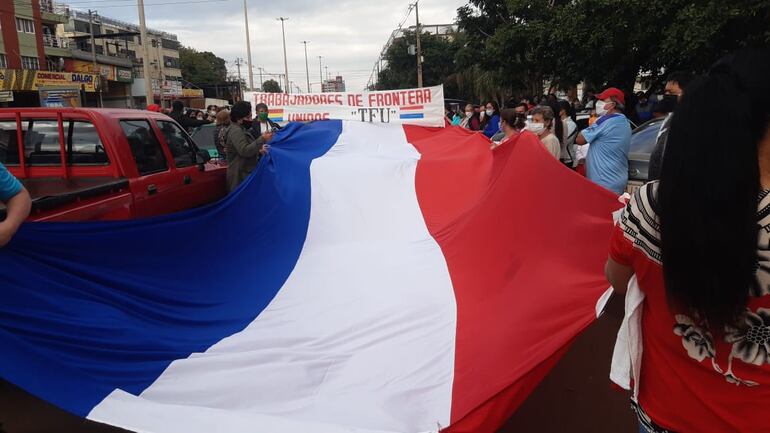 Los manifestantes piden ayuda para seguir sobreviviendo a la cuarentena.