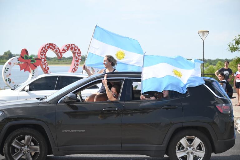 Caravana de hinchas argentinos por la Costanera de Asunción.